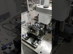 Machine d'équilibrage automatique à rotor extérieur à deux stations